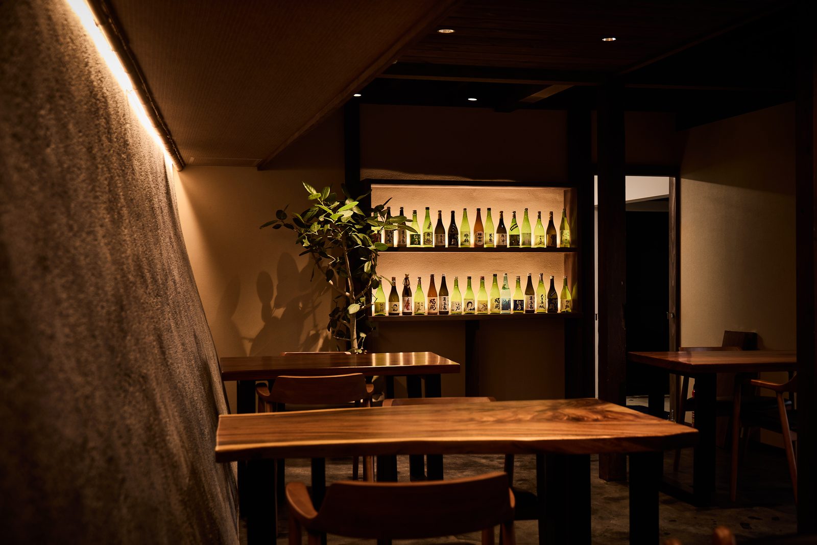 地酒の棚を望む食事処の席
