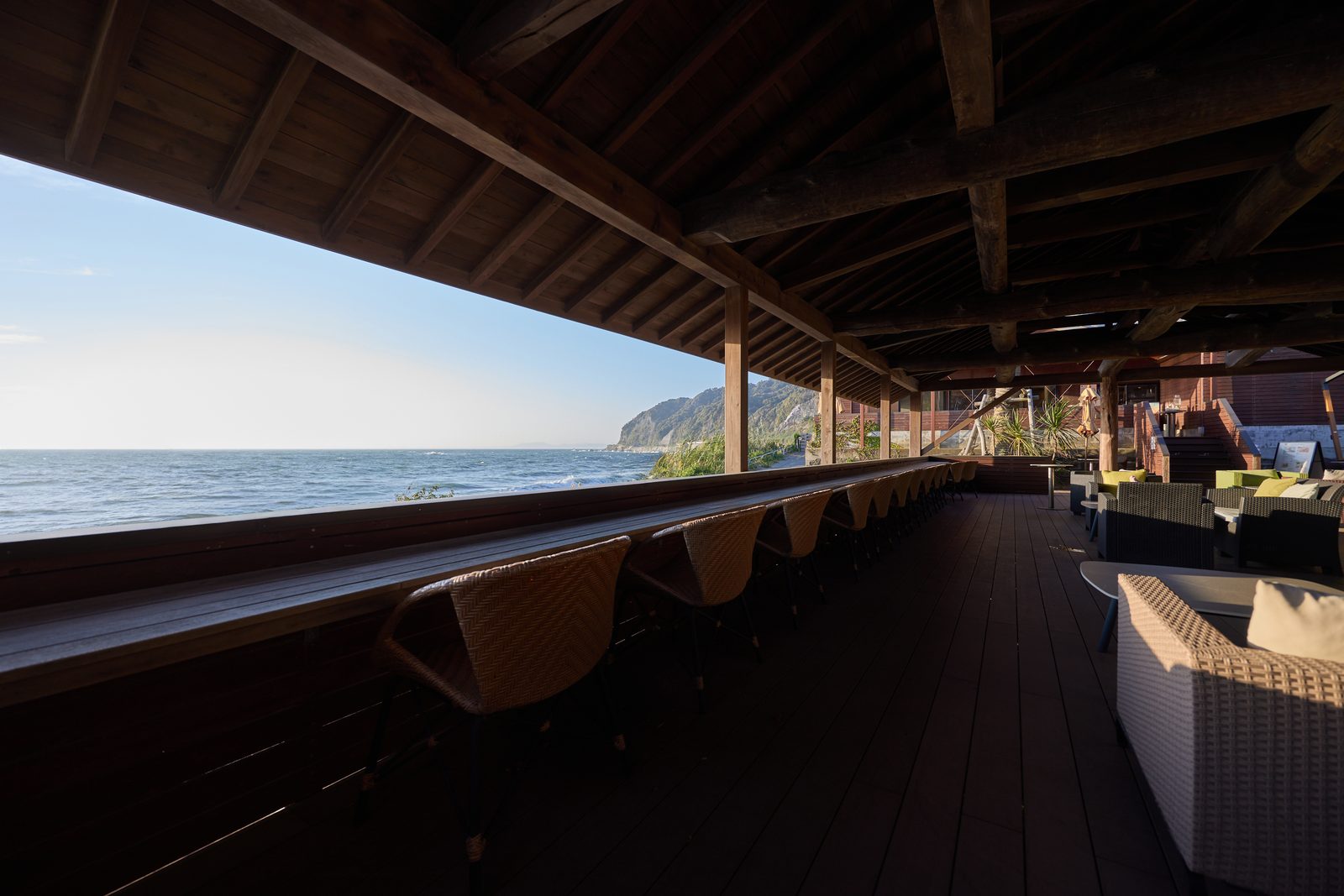 海に面したゆうみ Sauna Cafe のデッキ
